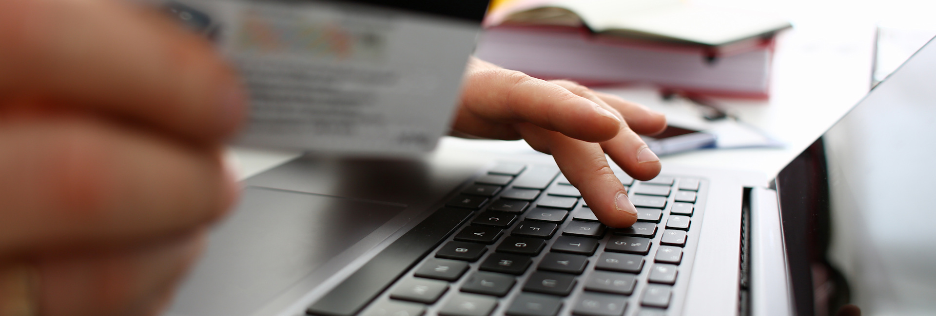 Mann kauft in Online-Shop ein