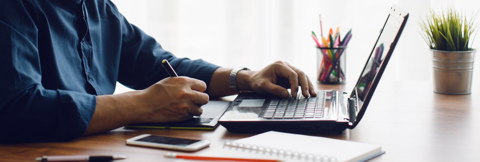 Webdesigner erstellt professionelle Website